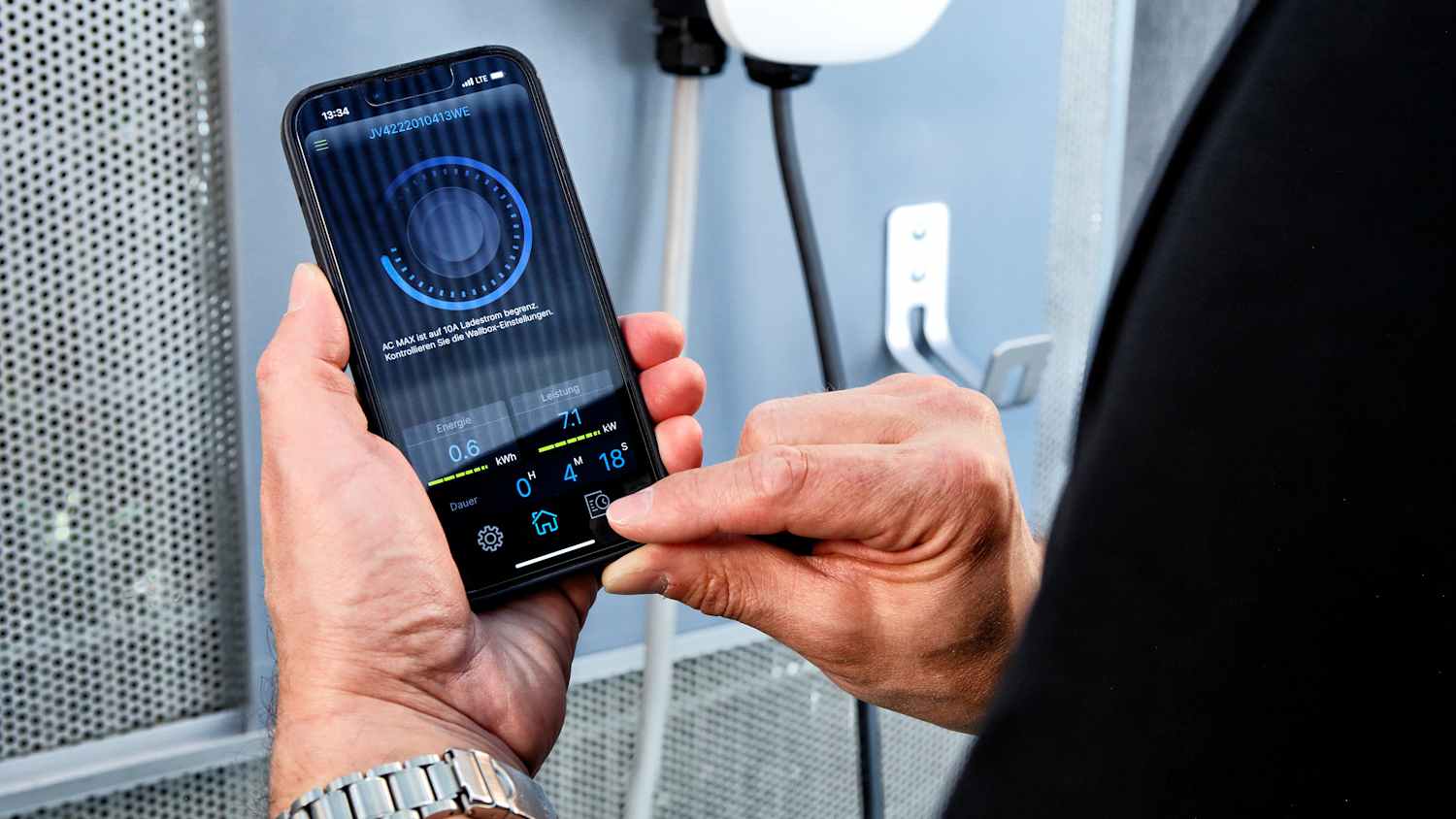 Nahaufnahme eines Handys auf dessen Display eine Wallboxenapp zu sehen ist