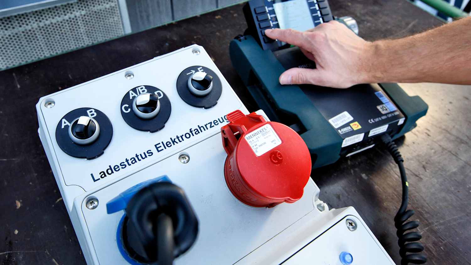 Gerätschaft um den Ladestatus von Elektrofahrzeugen zu testen