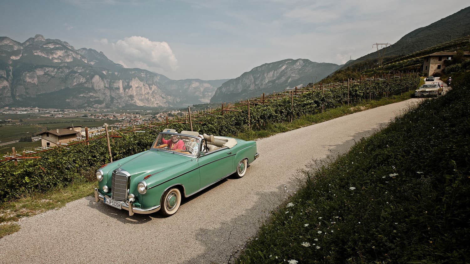 mit einem Oldtimer unterwegs im italienischen Trentino