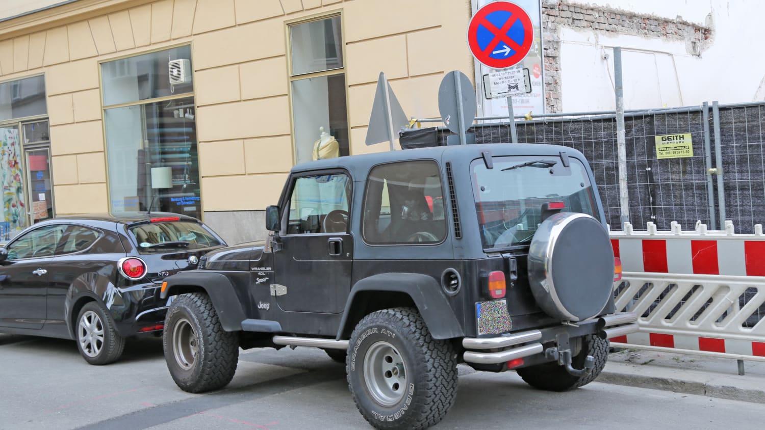 Ein SUV steht im München im Absoluten Halteverbot