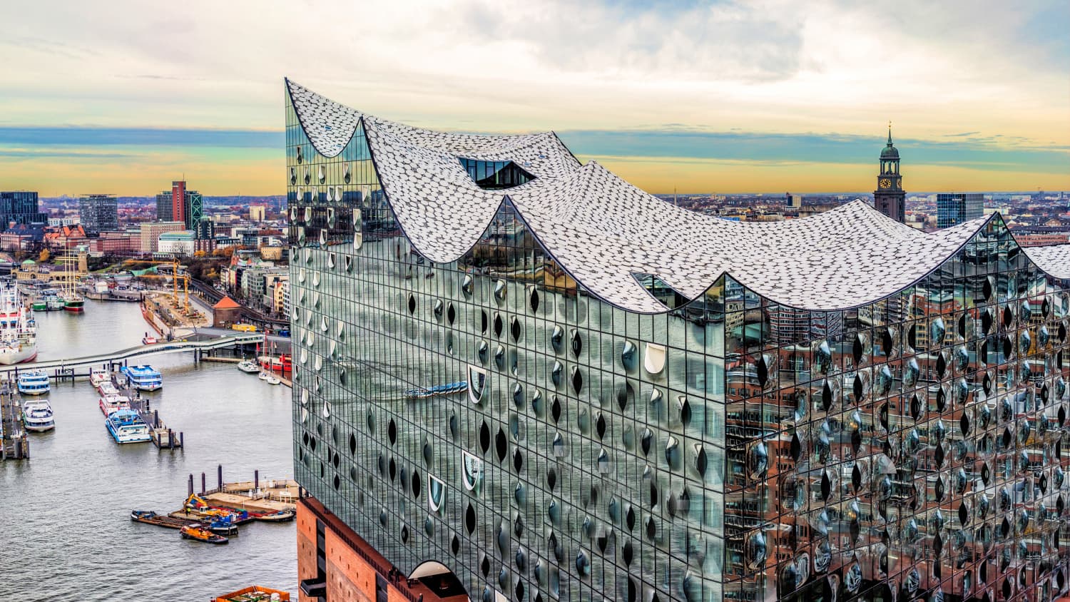 Die Hamburger Elbphilharmonie aus der Luft fotografiert mit einer Drohne