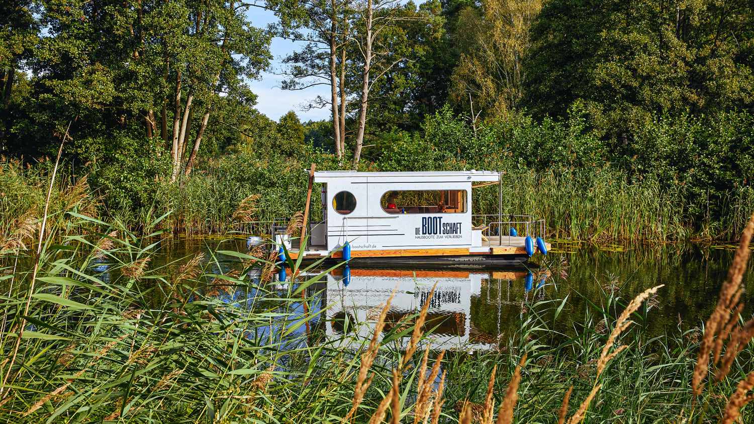 Das Hausboot von der Seite, wie es die Havel entlangfährt