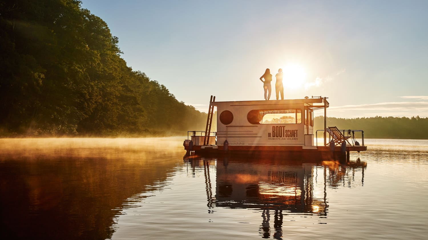 Ein Hausboot auf der Havel im Sonnenuntergang