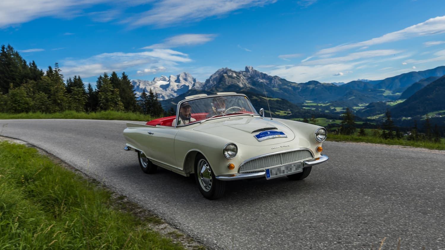 Oldtimer fährt auf einer Straße