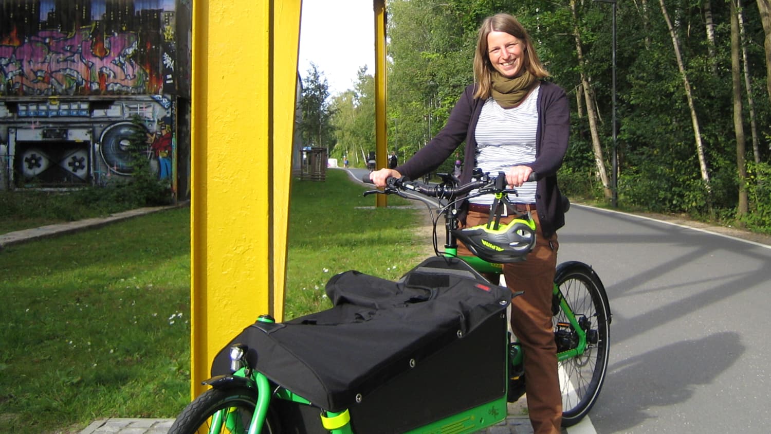 Rad-Professorin Jana Kühl auf einem Lastenrad