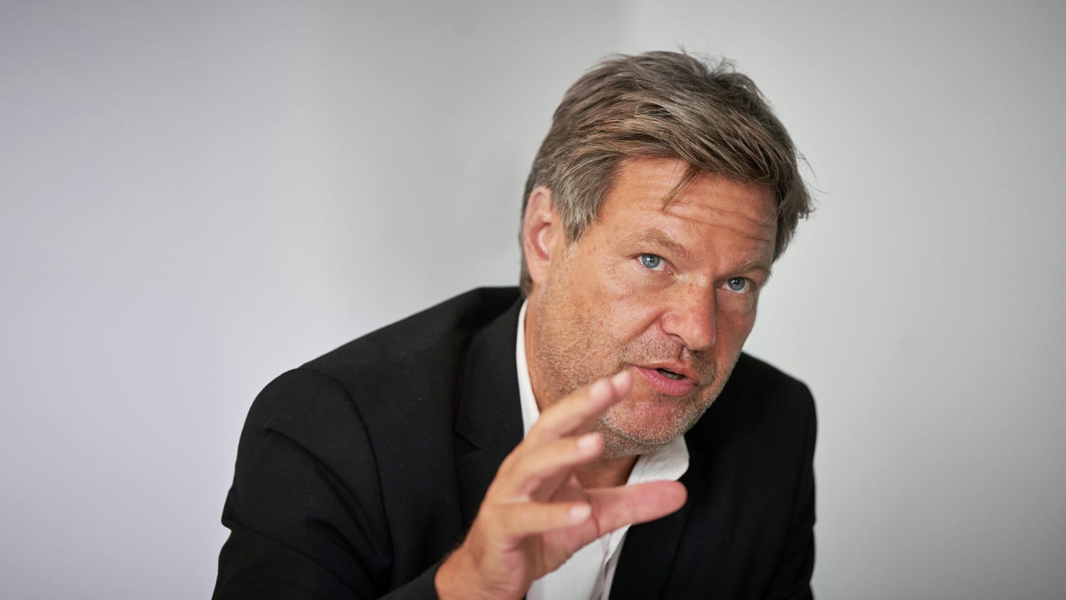 Robert Habeck gestikulierend
