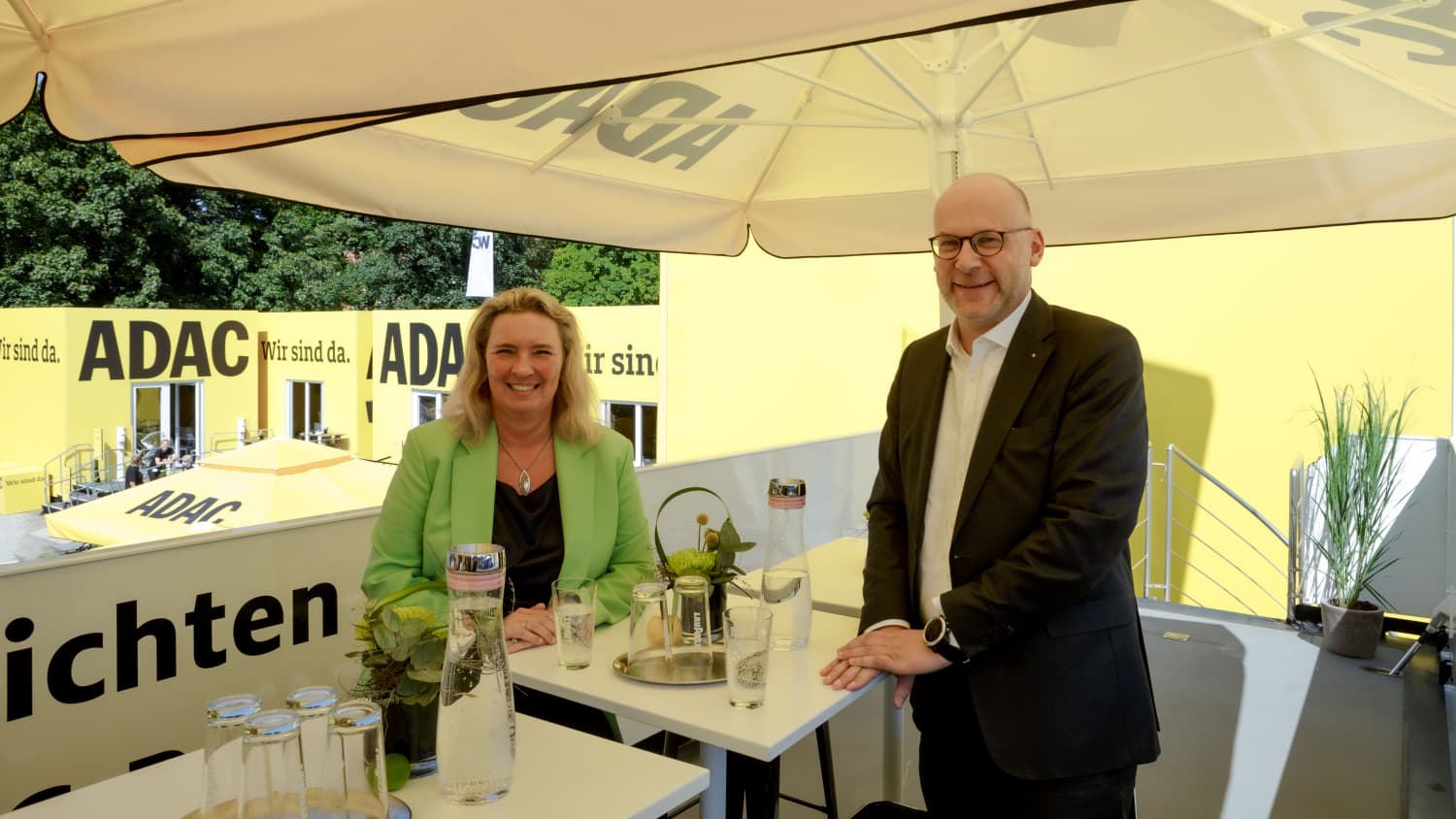 Frau Kerstin Schreyer, die Bayerischen Staatsministerin für Wohnen, Bau und Verkehr, besucht den ADAC am Stand auf derIAA München
