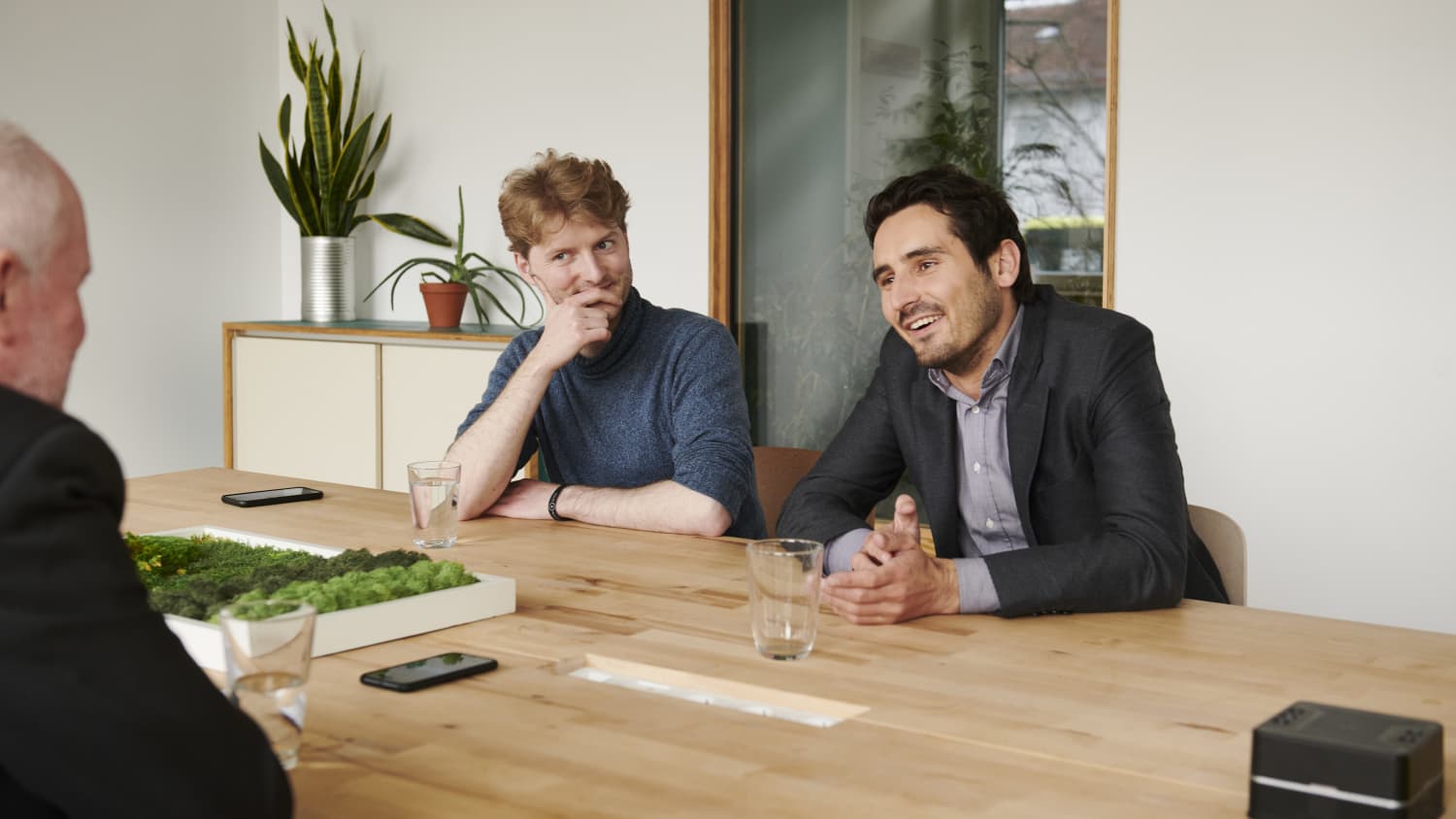 Sono Motors CEOs Laurin Hahn und Jona Christians beim Interview mit Wolfang Rudschies