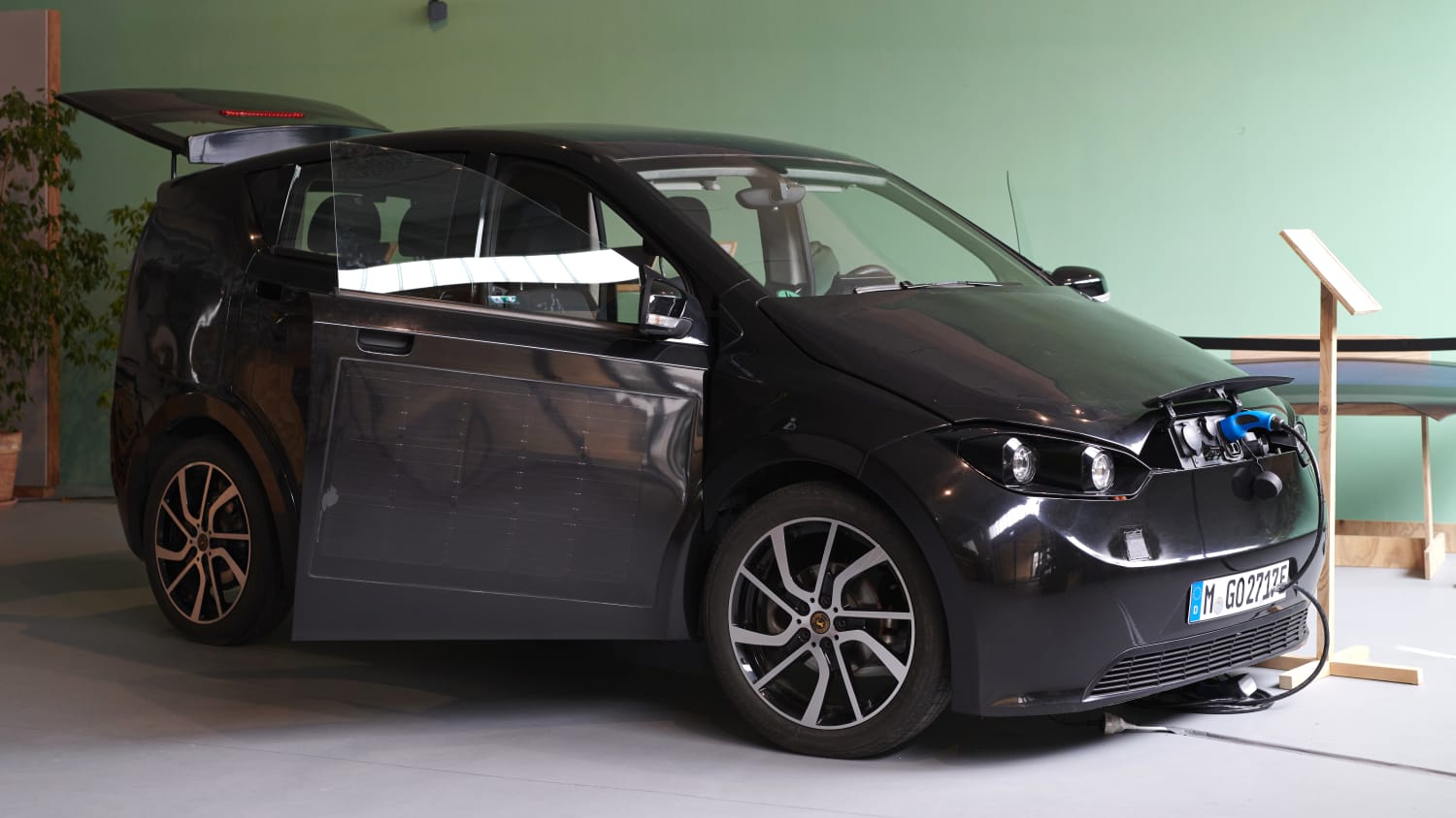 Sono Motors Sion stehend im Showroom