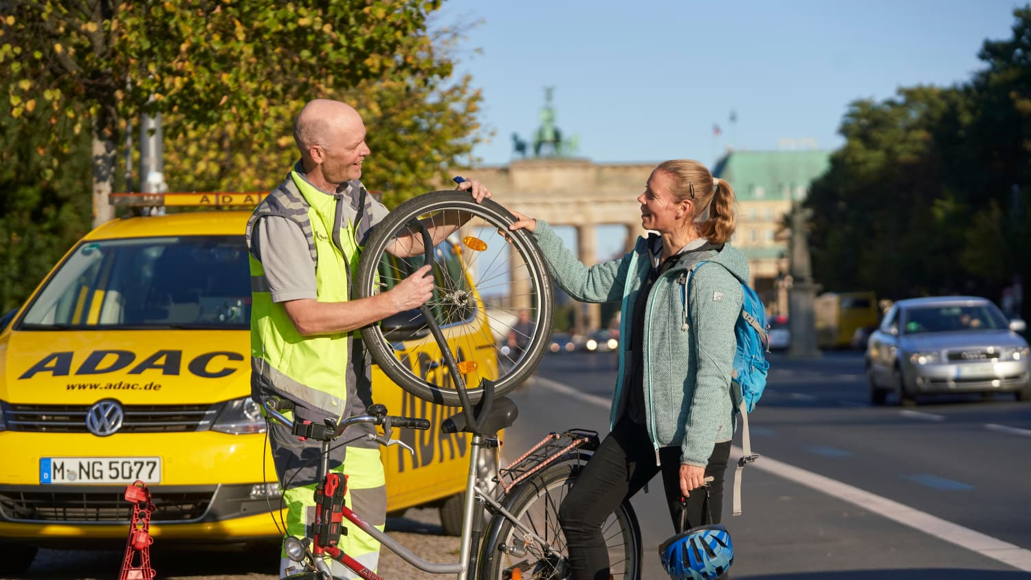 Straßenwachtfaher hilft bei einer Fahrradpanne im Zuge der ADAC Fahrradpannenhilfe