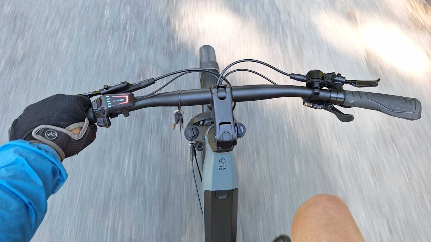 Lenker des E-Bike Kalkhoff Entice L Season während der Fahrt