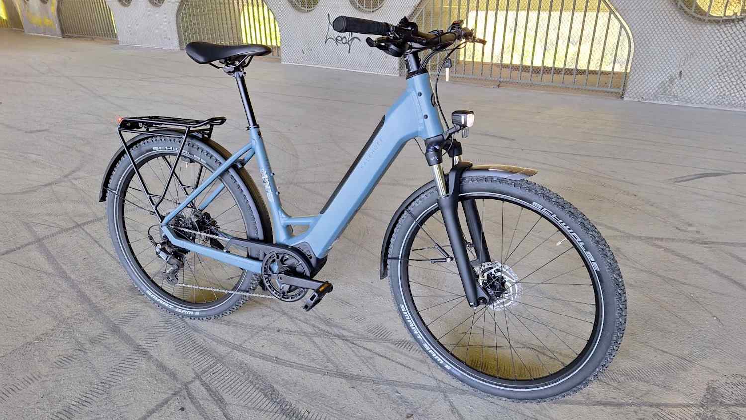 Seitenansicht eines stehenden E-Bike Kalkhoff Entice L Season