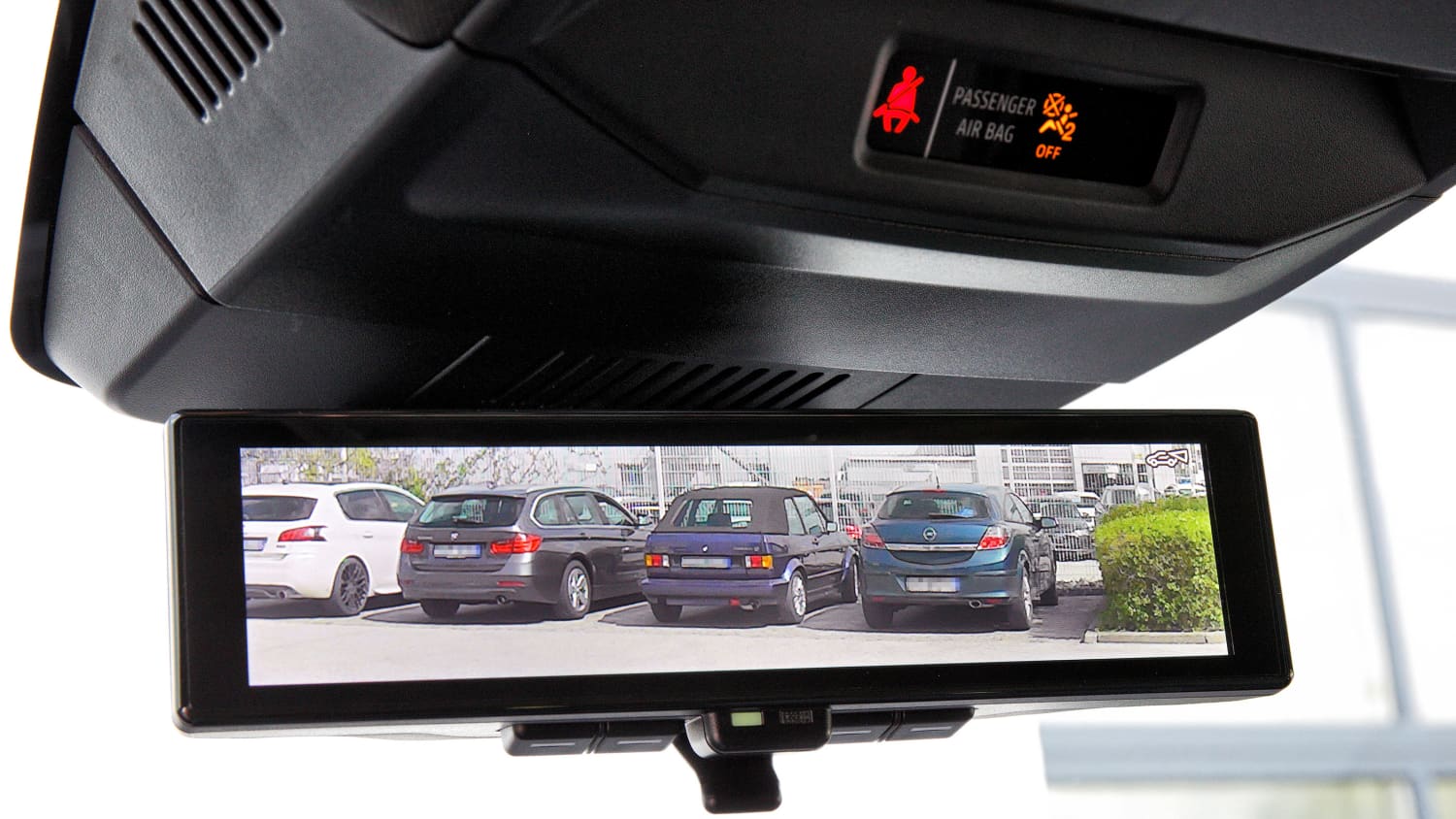 Digitaler Rückspiegel in einem Auto
