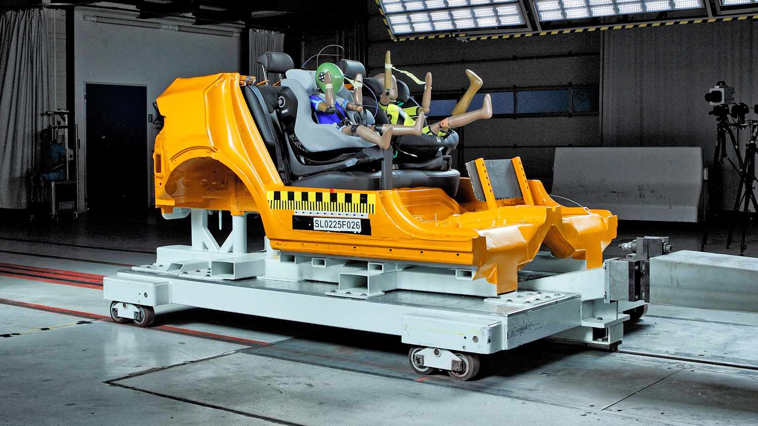 Kindersitze sind während dem Crashtest zum Kindersitztest auf einen Autoschlitten montiert 