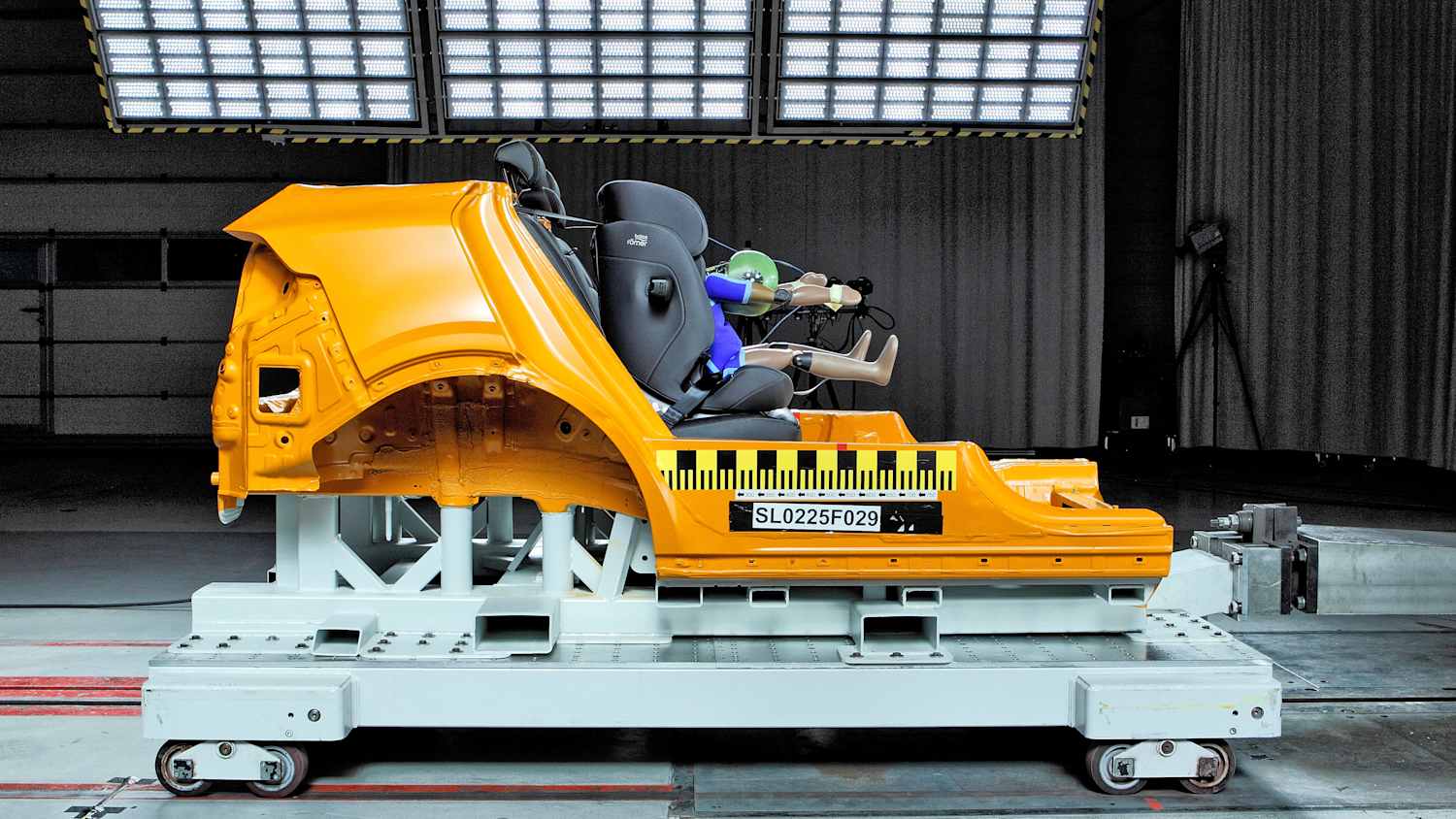 Kindersitze sind während dem Crashtest zum Kindersitztest auf einen Autoschlitten montiert 
