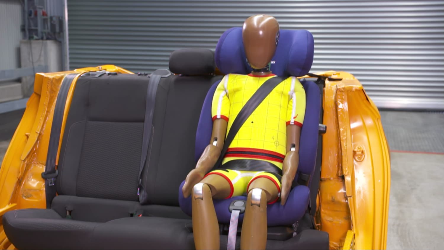 Ein Dummy sitzt während eines Tests im Kindersitz