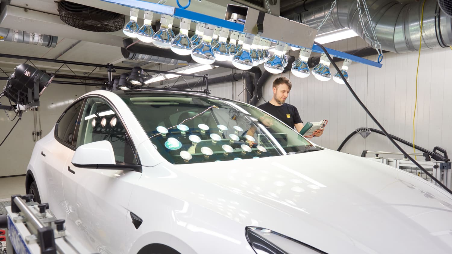Die Klimaanlage eines Teslas wird im ADAC Labor getestet