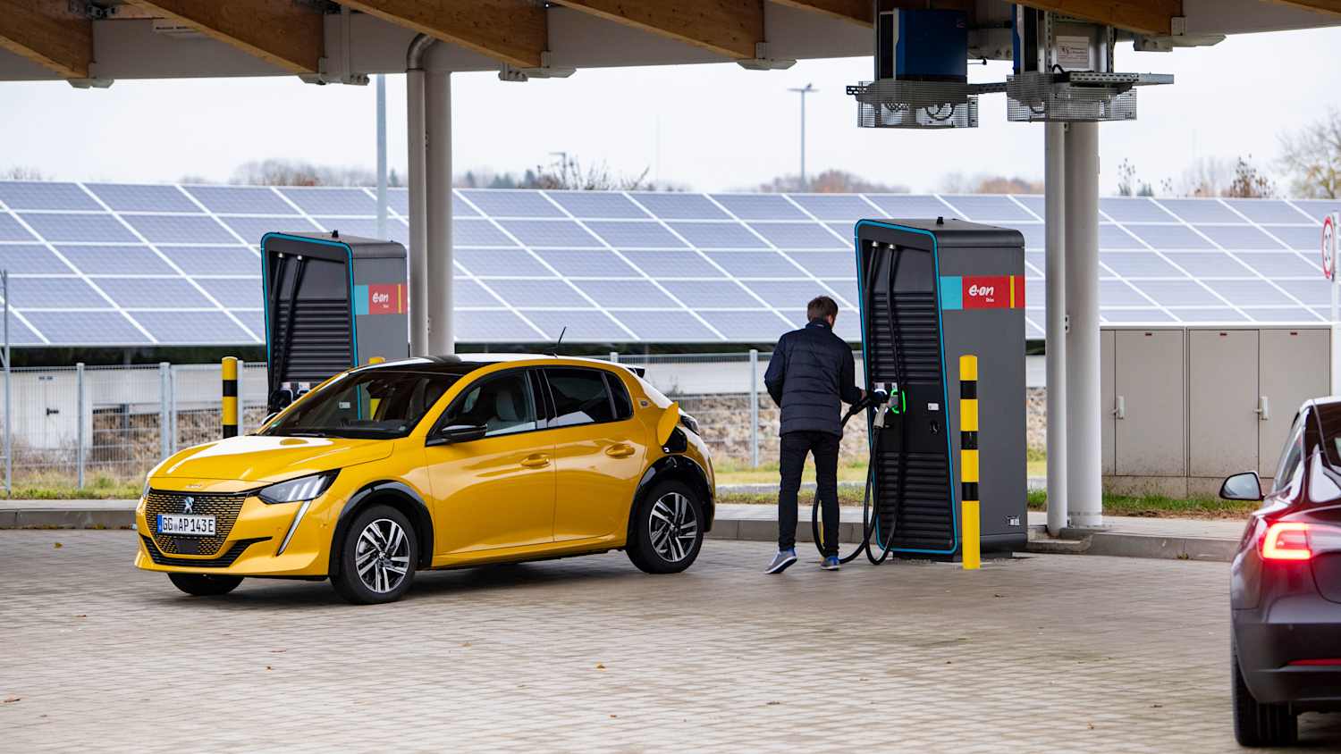 Ein E-Auto beim Laden an einer Ladesäule