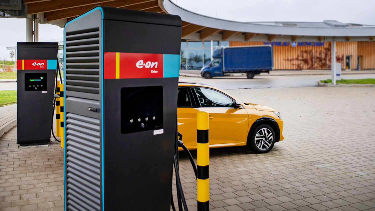 Ein E-Auto beim Laden an einer Ladesäule