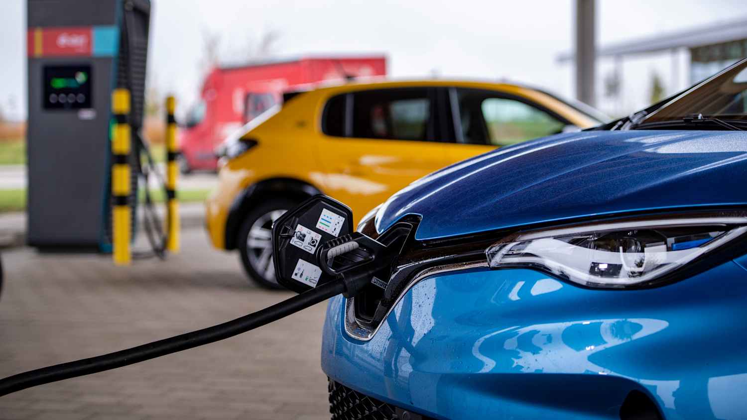 Ein E-Auto beim Laden an einer Ladesäule