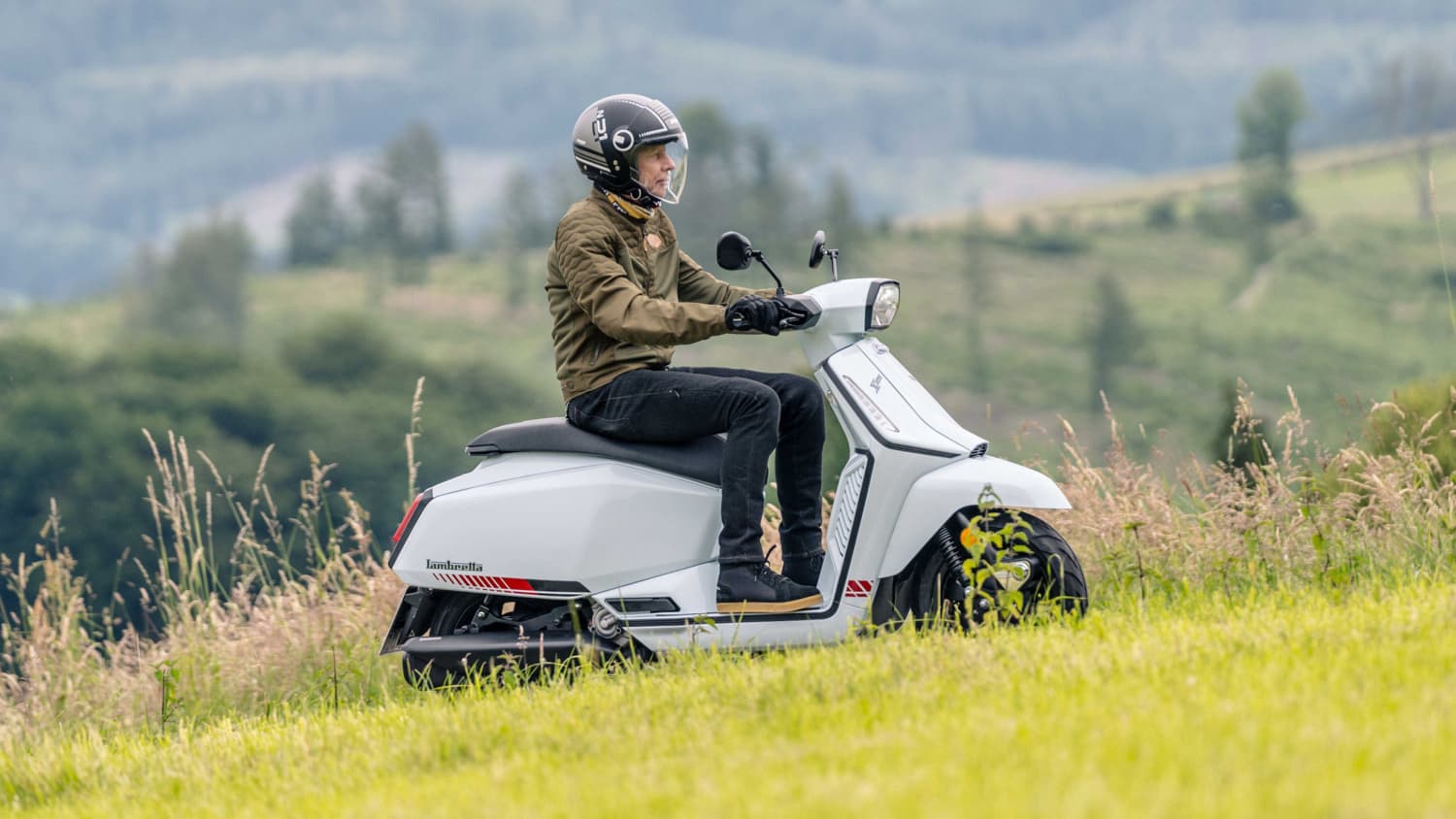 Ein Mann fährt auf einer Lambretta X125 auf einer Straße