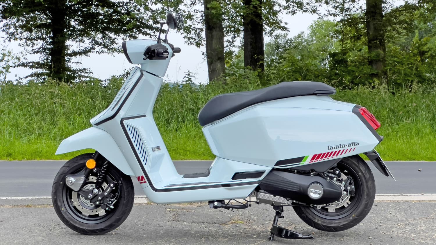 Seitenansicht einer stehenden Lambretta X125