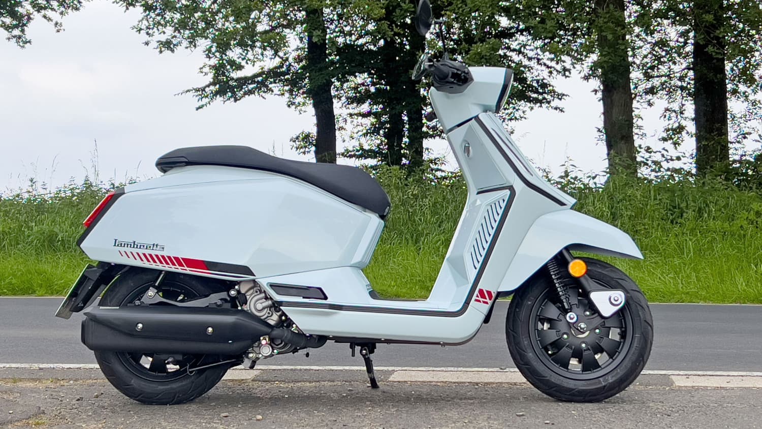 Seitenansicht einer stehenden Lambretta X125