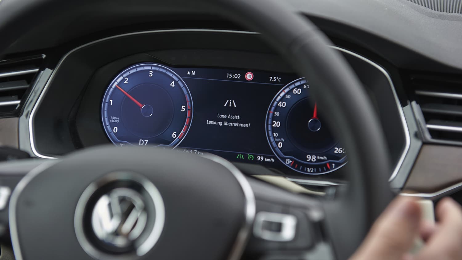 Lane Support System fordert Fahrer auf einzugreifen