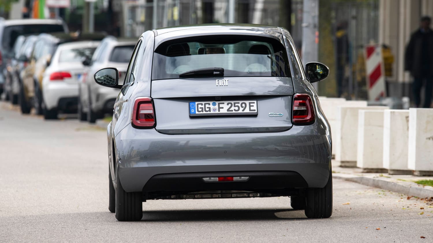 Heckansicht eines fahrenden Fiat 500e