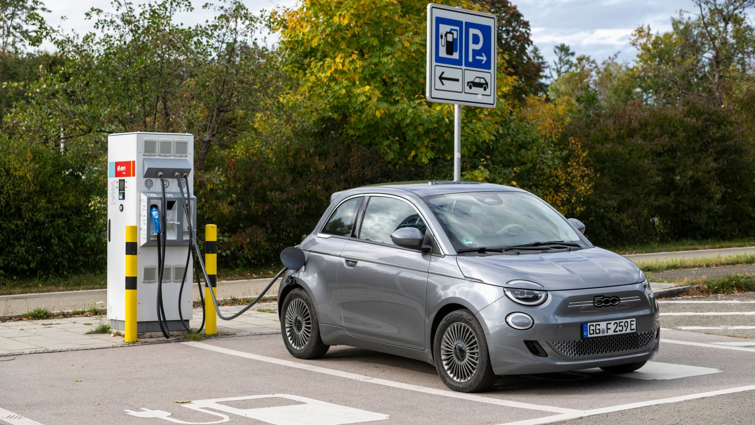 Der Fiat 500e an einer Ladesäule