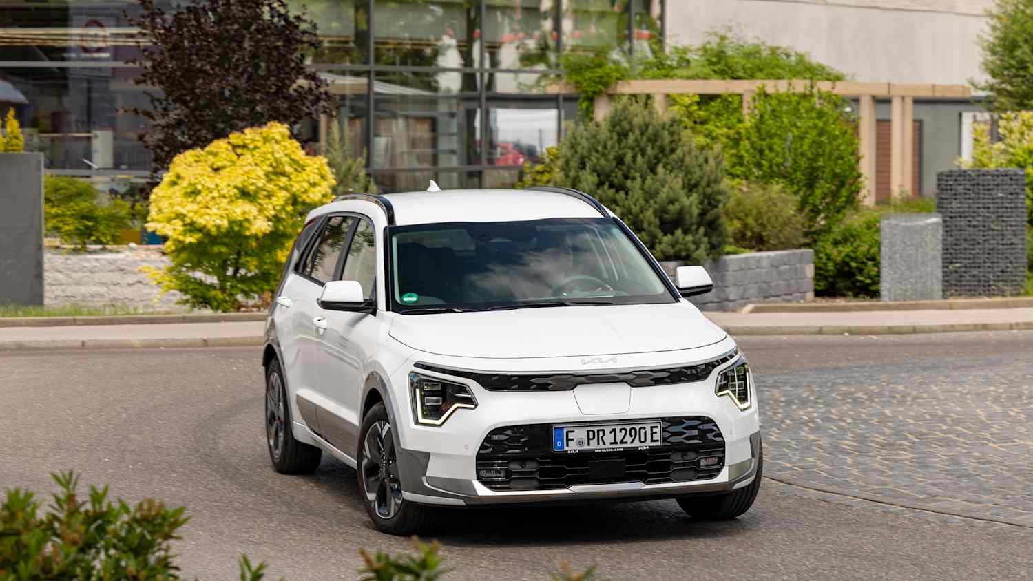 Der Kia Niro EV fährt in einer Kurve