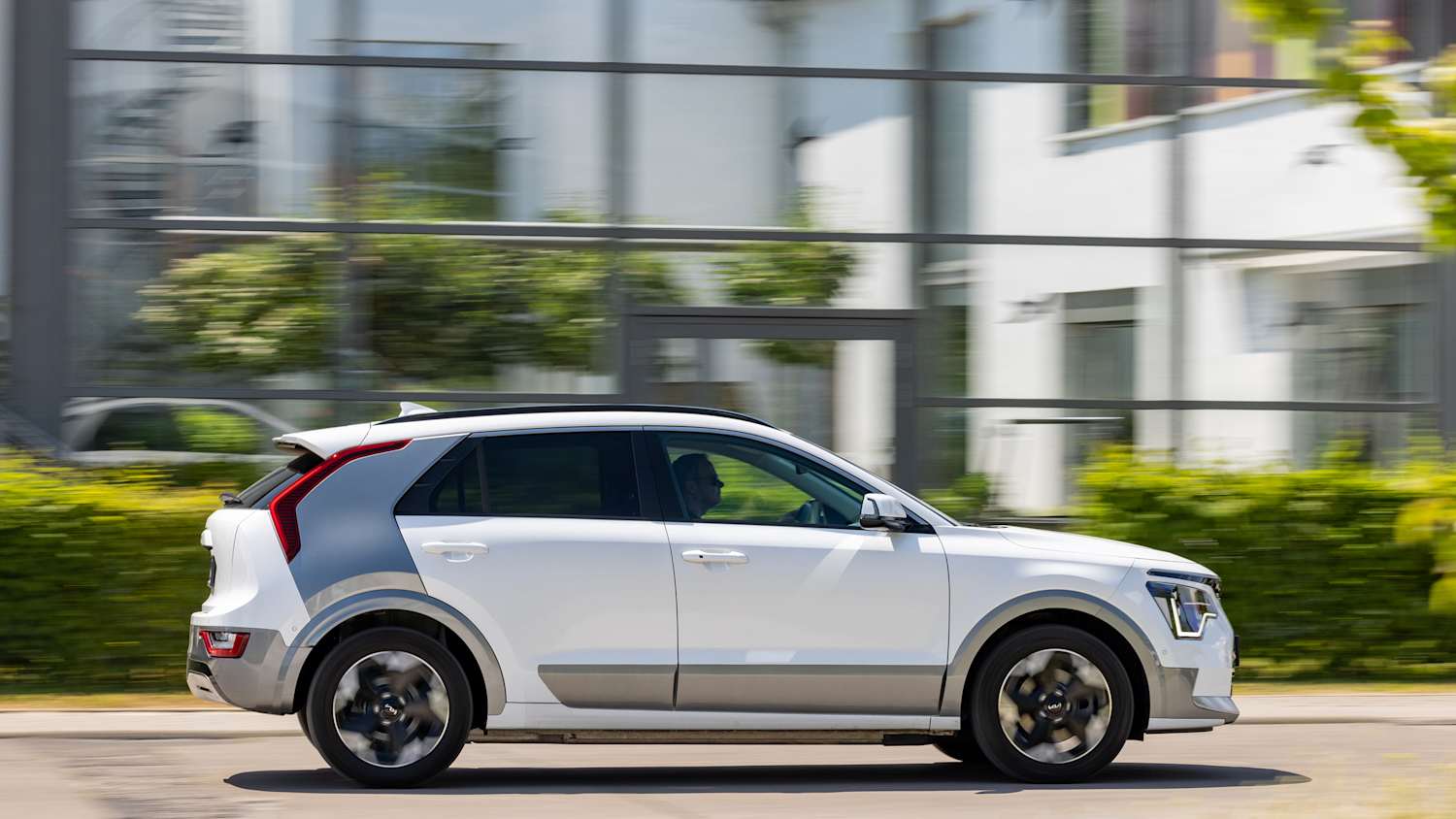Der Kia Niro EV seitlich fahrend zu sehen