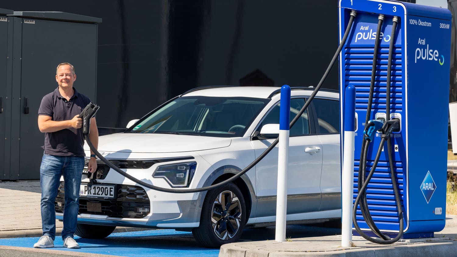Der Redakteur Jochen Wieler läd den Kia Niro EV an einer Tankstellen-Ladestation