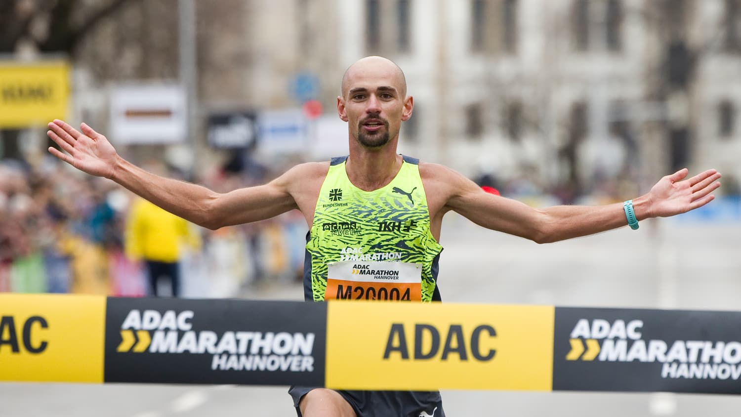 Ein Läufer läuft während des ADAC Marathons durchs Ziel