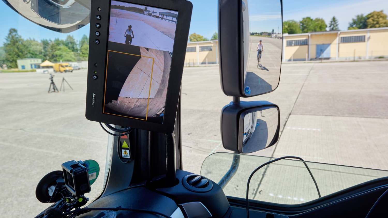 Bildschirm im LKW eines Abbiegeassistenten