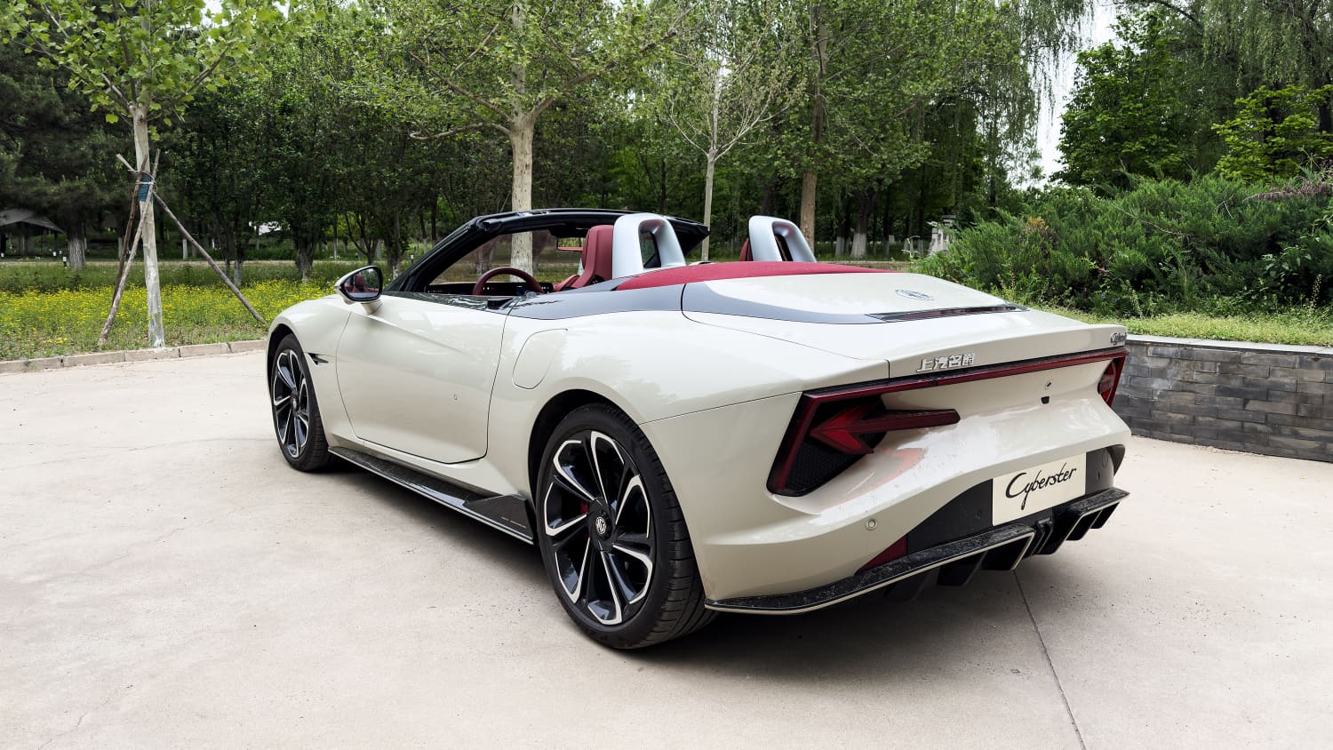 Der MG Cyberstar von hinten