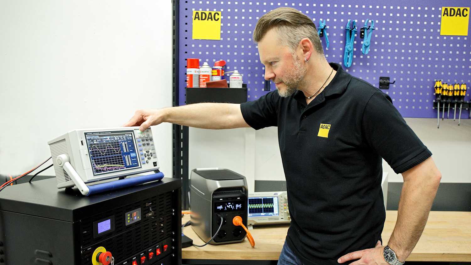 ADAC Testleiter Michael Peuckert bei der Prüfung von mobilen Powerstations