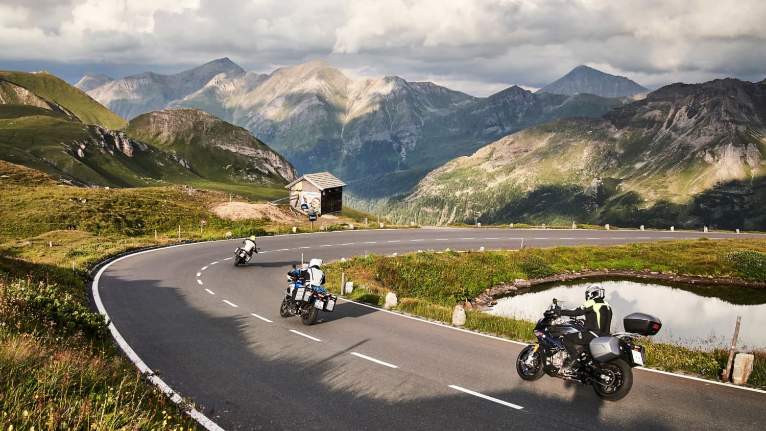 Drei Motorräder fahren auf der Hochalpenstraße Richtung  Großglockner