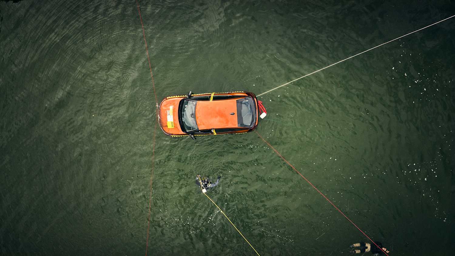 Luftaufnahme von einem Auto das im Wasser untergeht