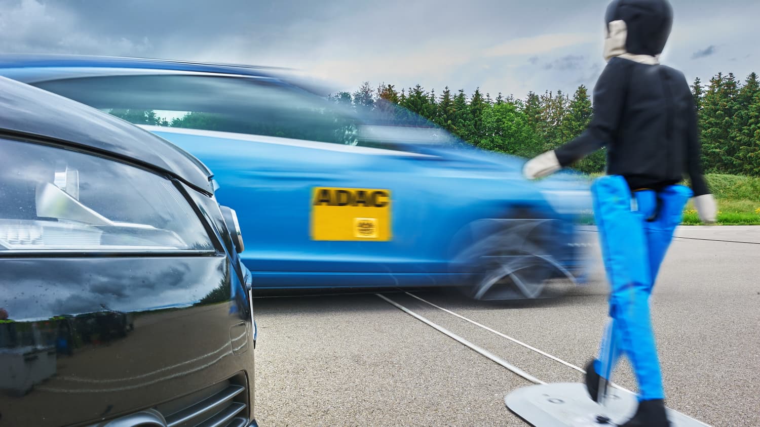 Simulierte Crash-Szene zwischen Auto und Fußänger bei einem ADAC Autotest