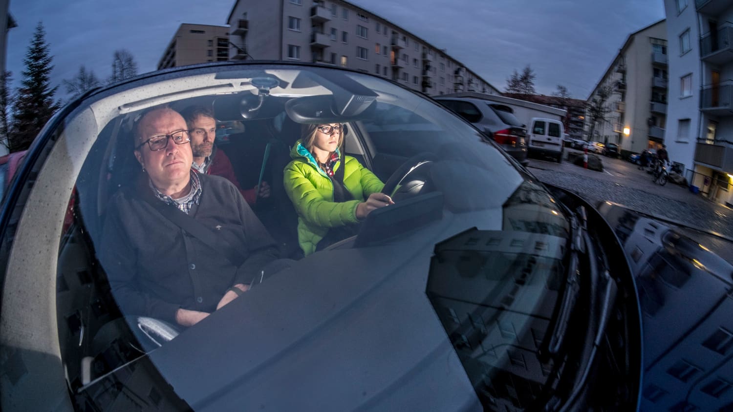 Eine junge Frau bei der Fahrprüfung