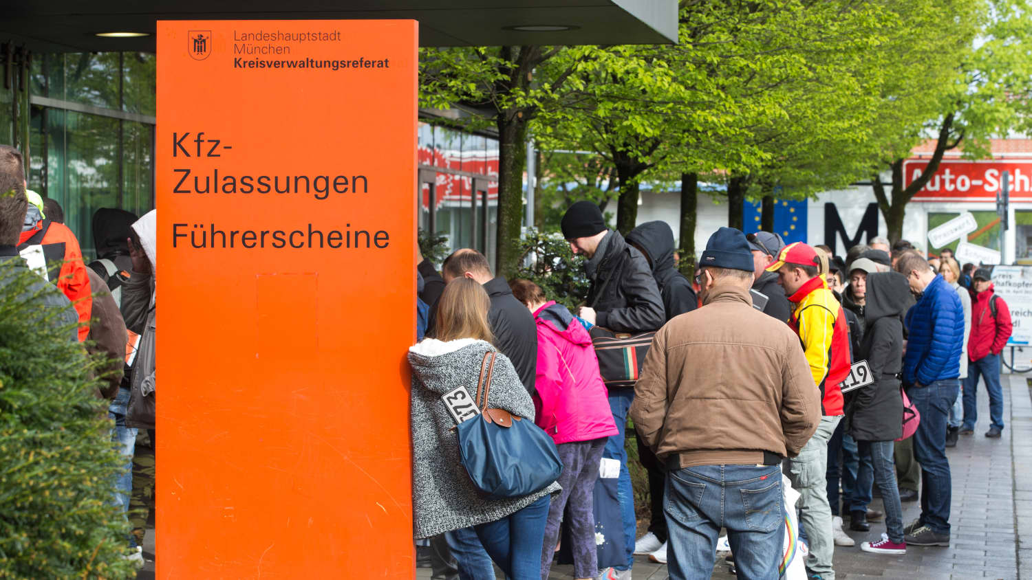 Warteschlange vor KFZ-Zulassungsstelle