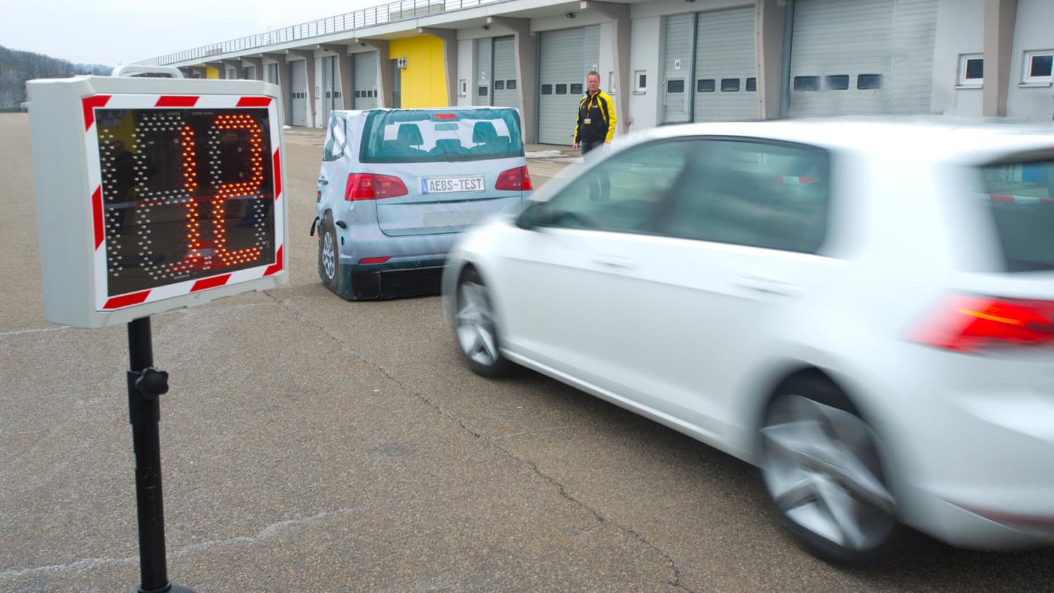 Auto fährt auf ADAC Target auf und kommt kuzr vor demaufprall zum Stehen Notbremsassistent Brmsassistent Test