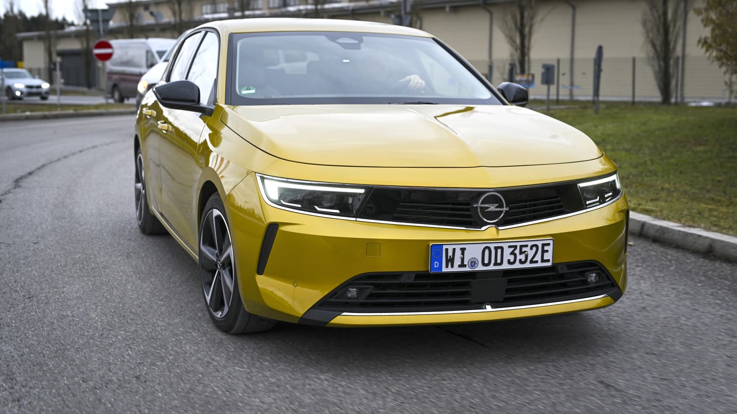 Die Frontansicht eines gelben Opel Astra Hybrid während der Fahrt