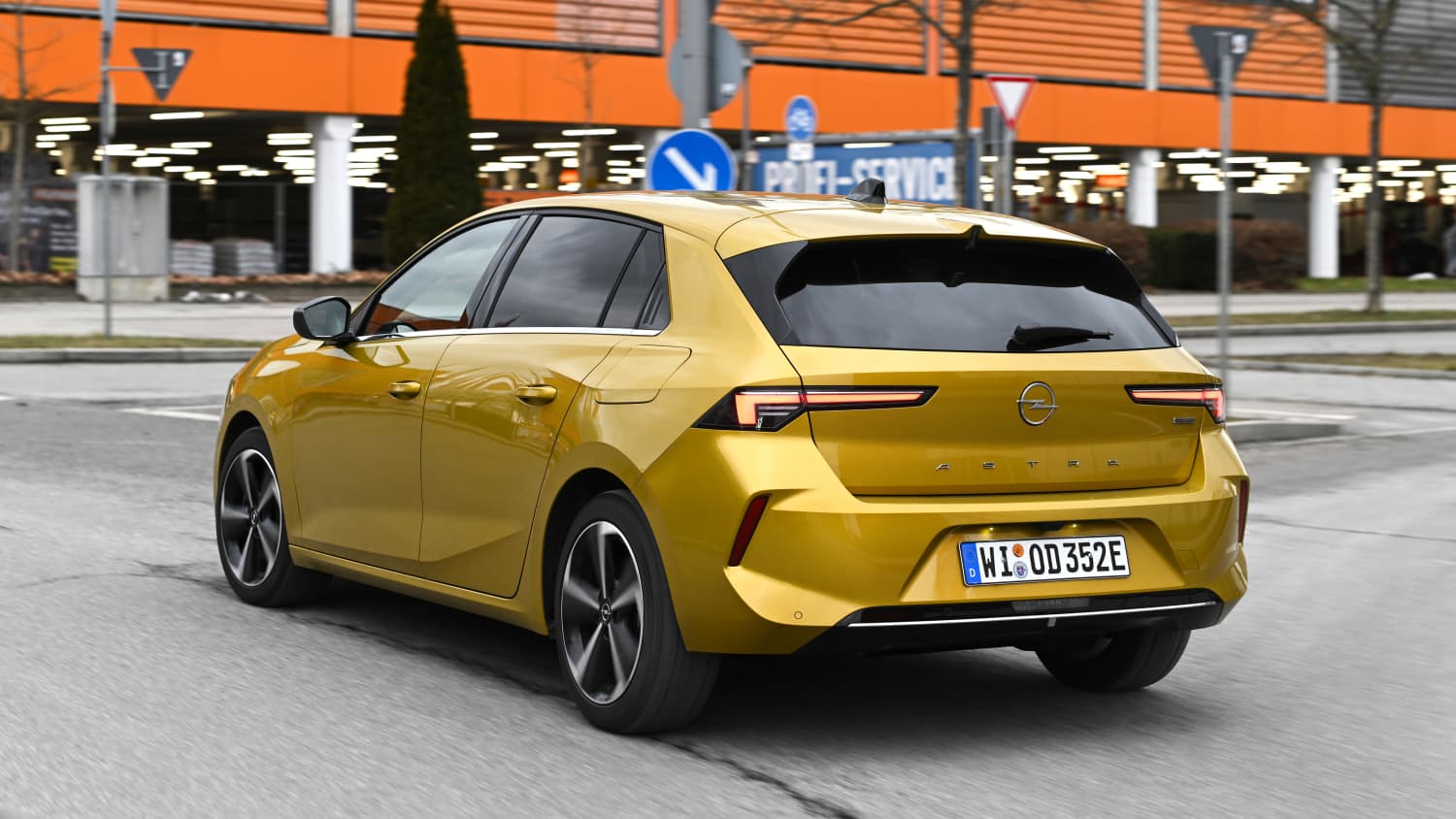 Die Heckansicht des gelben Opel Astra Hybrid