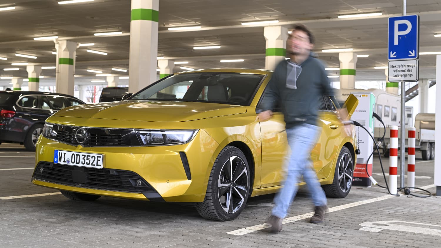 Ein gelber Opel Astra Hybrid beim Laden in der Parkgarage