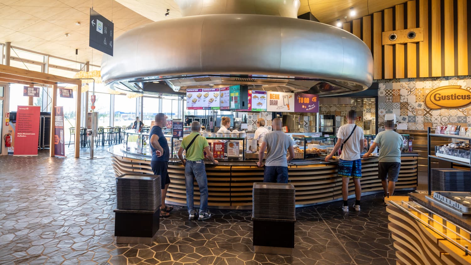 Die Cafeteria in der Raststätte Fürholzen an der A9
