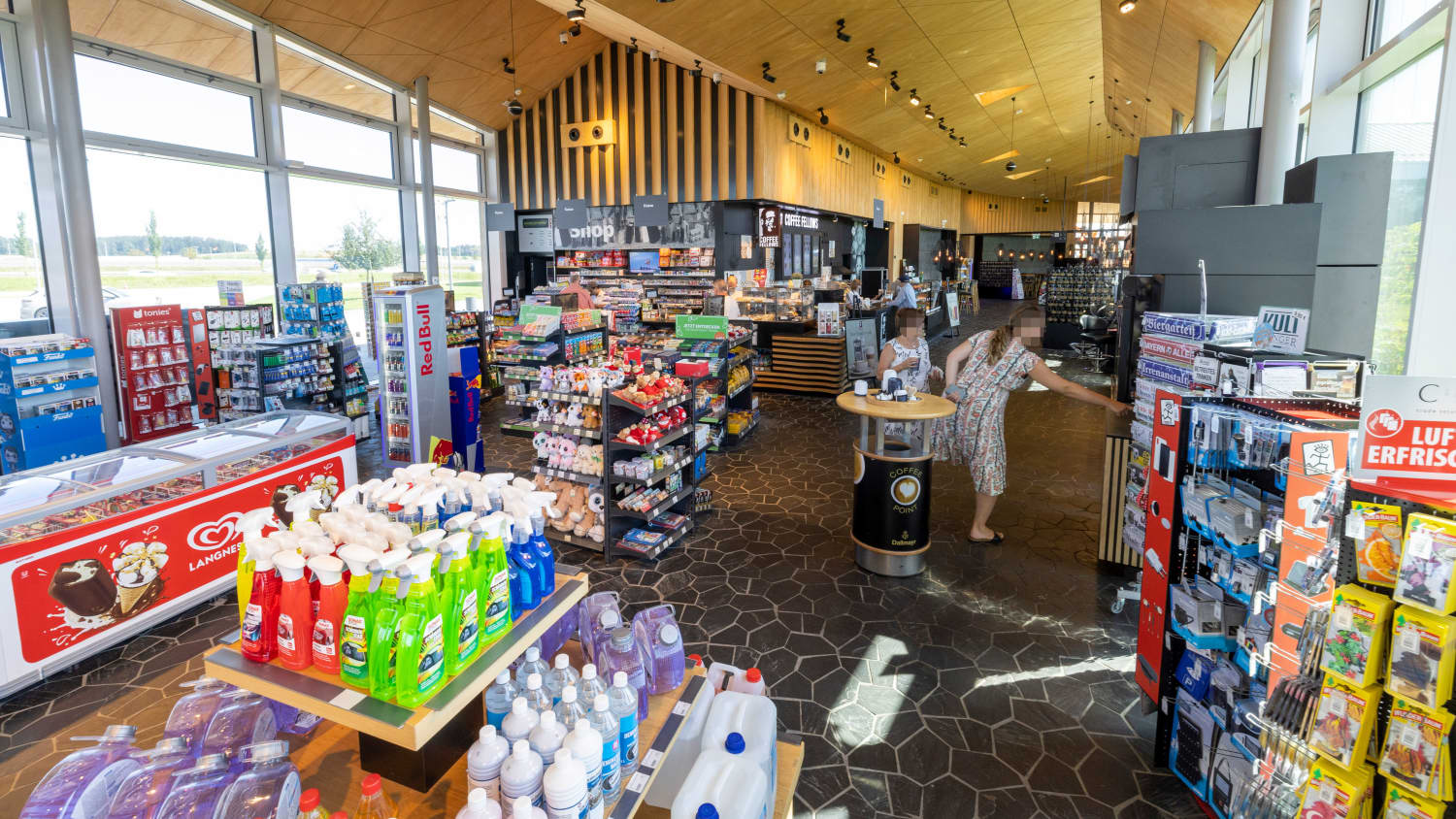 Der Shop innen der Raststätte Fürholzen an der A9