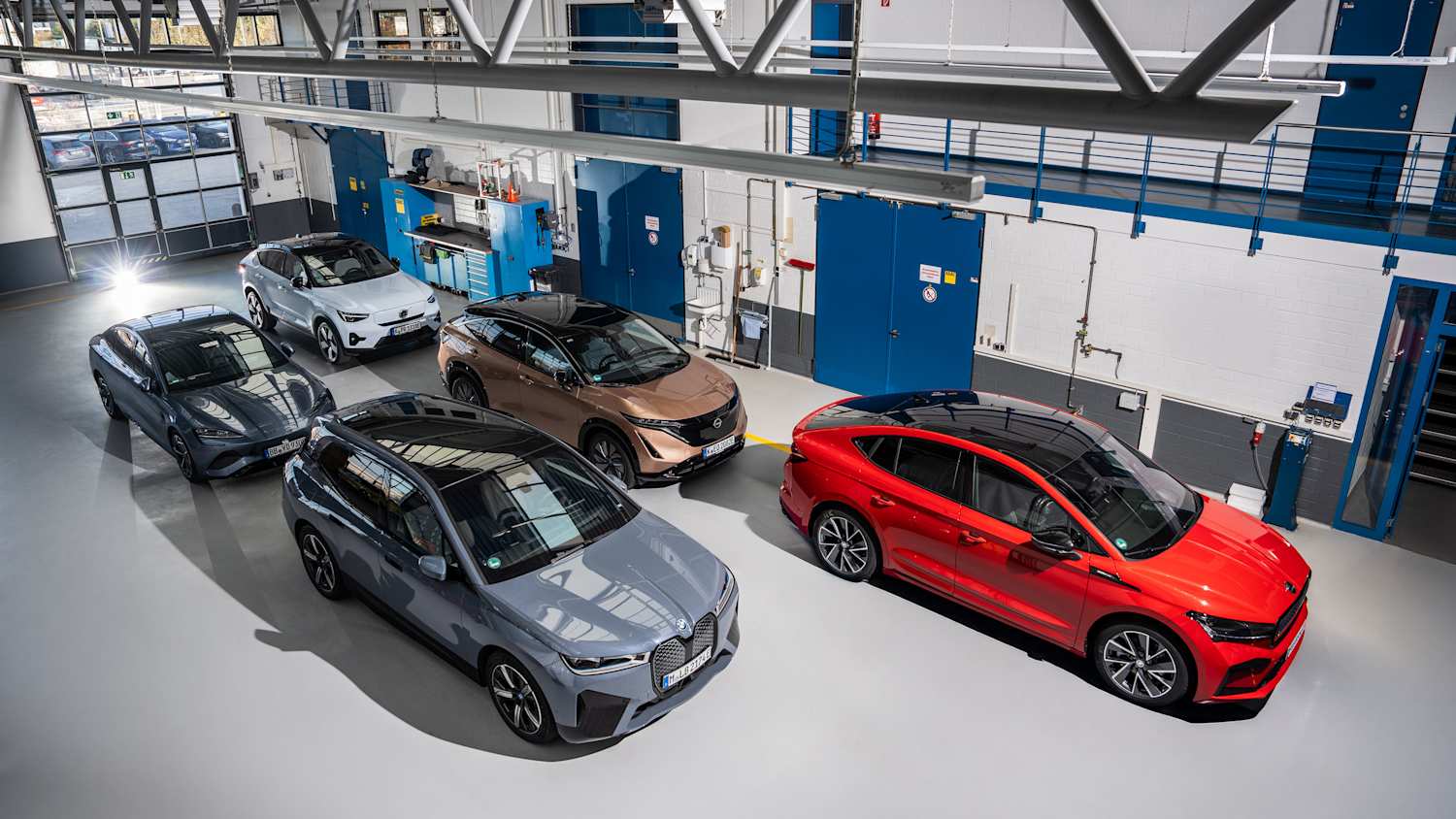 Gruppenaufnahme verschiedener Elektroautos die während dem ADAC Reichweitentest getestet wurden