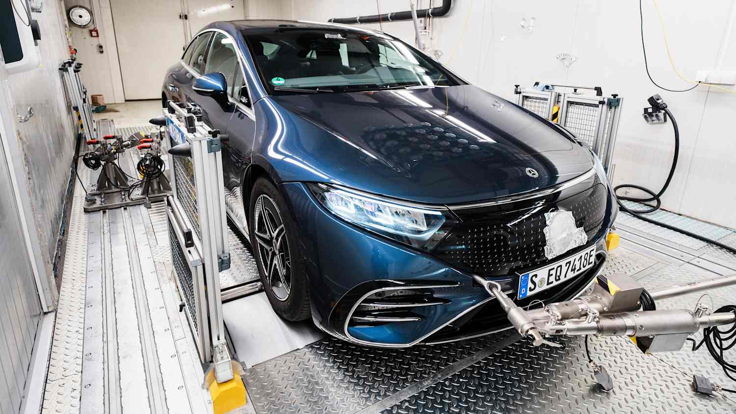 Der Mercedes EQS 450 auf dem ADAC Rollenprüfstand